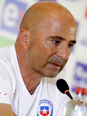 Sampaoli esfria liberação antecipada e deve escalar Valdivia contra o Uruguai