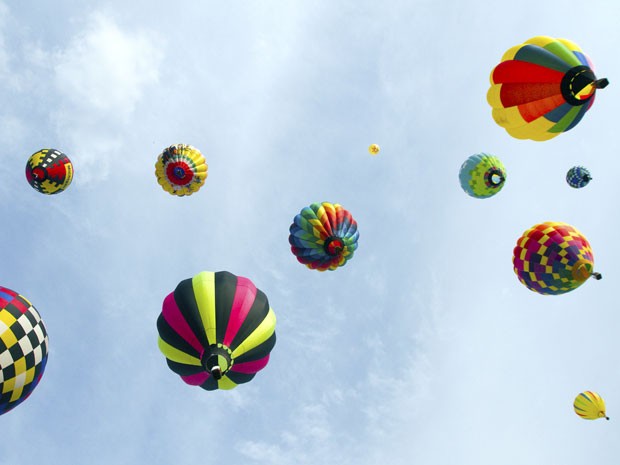 Balões de ar quente são fotografados no céu durante a noite de lançamento de mais de 40 balões em um campeonato de balonismo em Michigan, nos Estados Unidos, nesta sábado (23) (Foto: Livingston County Daily Press &amp; Argus, Alan Ward/AP)