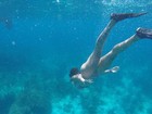Com bumbum empinado, Monique Amin mergulha em mar cristalino