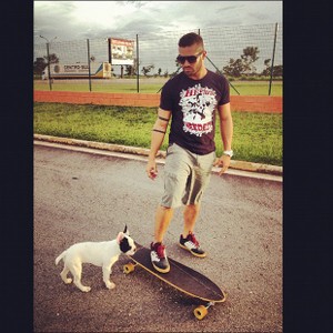 Ex-BBB Yuri andando de skate (Foto: Instagram / Reprodução)