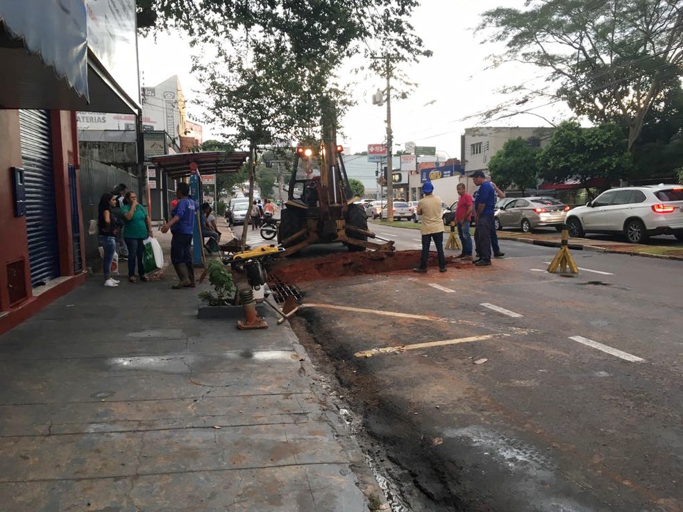 Circulação de veículos foi impedida no quarteirão entre as ruas Álvares Machado e Francisco de Paula Goulart (Foto: Stephanie Fonseca/G1)