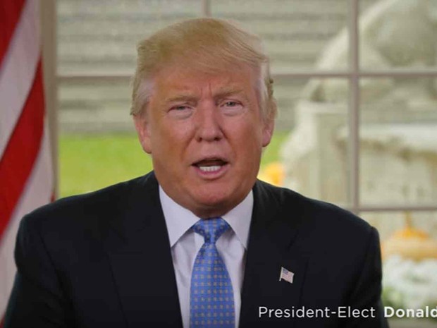 O presidente eleito Donald Trump em vídeo em que fala sobre ações que emitirá em seu primeiro dia de governo (Foto: Reprodução/ YouTube/ Transition 2017)