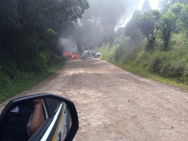 Carros incendiados após ataques em Fntoura Xavier (Foto: Divulgação/Brigada Militar)