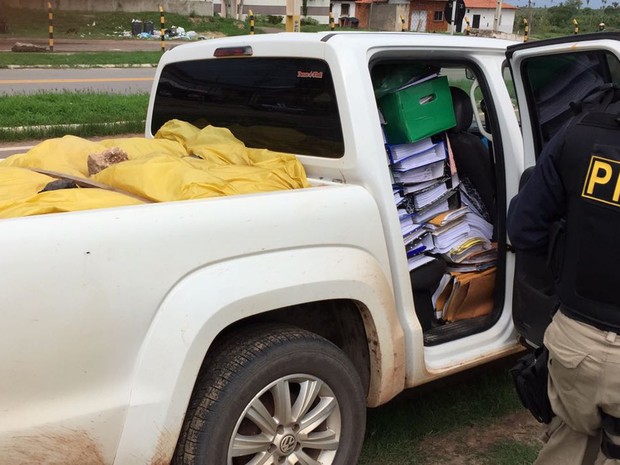 PRF apreende veículo com bens e documentos de prefeitura de Nova Olinda