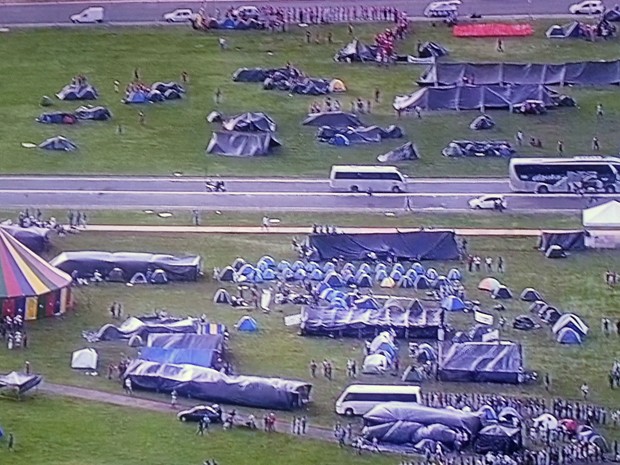 Grupo acampado no gramado do Congresso Nacional em protesto por reforma agrria e demarcao de terras indgenas (Foto: TV Globo/Reproduo)