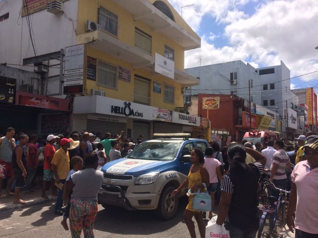 Rua da farmácia que teve explosão e deixou mortos na região metropolitana de Salvador (Foto: Juliana Almirante/G1)