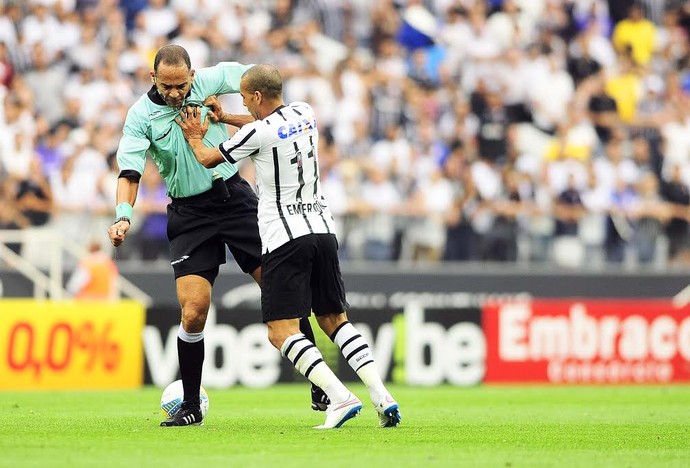 Sheik tenta drible, mas é atrapalhado por juiz, que leva empurrão e cai