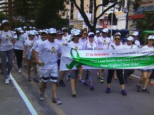 Caminhada reuniu centenas de pessoas em Aracaju (Foto: Reprodução/TV Sergipe)