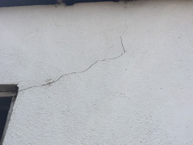 Com tremores constantes, casas têm paredes fissuradas (Foto: LabSis/Divulgação)