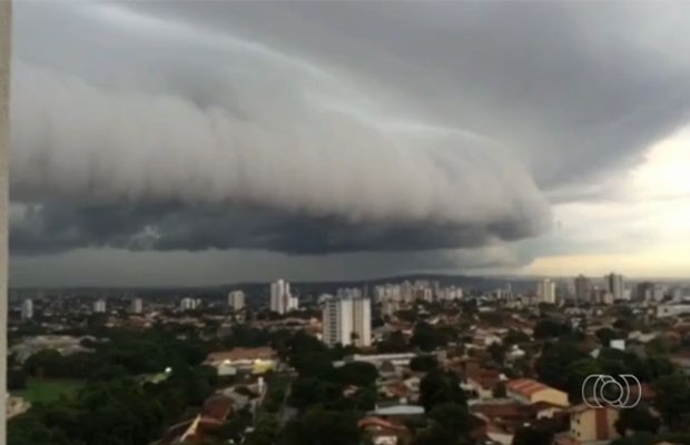 Nuvem gigante foi registrada por moradores de Goiânia (Foto: Reprodução/TV Anhanguera)