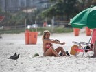 Karina Bacchi vai a praia no Rio e posa com fãs