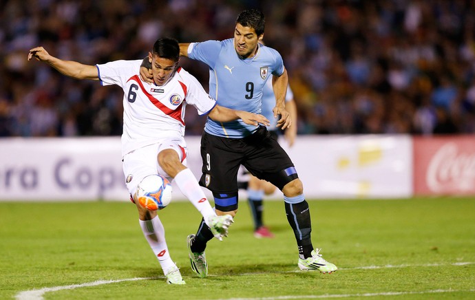 Oscar Duarte e Luis Suarez gol Uruguai (Foto: Reuters)