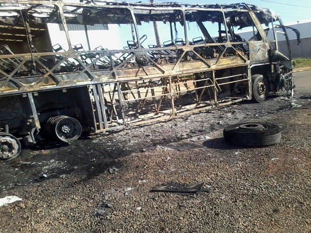 G1 Ônibus de passageiros pega fogo próximo a trevo em Alfenas MG