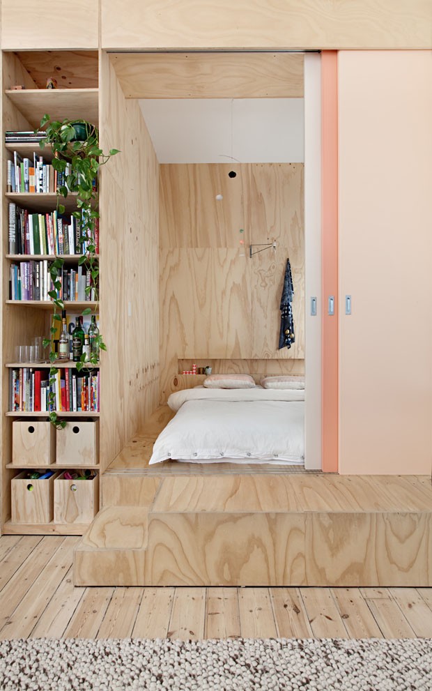 Apartamento pequeno ganha espaço e aconchego com móveis de madeira (Foto: Lisbeth Grosmann / Divulgação) Apartamento pequeno ganha espaço e aconchego com móveis de madeira (Foto: Lisbeth Grosmann / Divulgação)