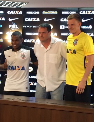 Alan Mineiro e Douglas são apresentados pelo Corinthians (Foto: Carlos Augusto Ferrari)