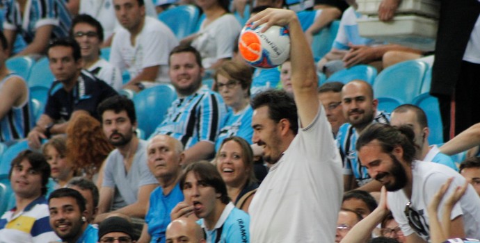 Torcedor vibra com bola na arquibancada (Foto: Diego Guichard)