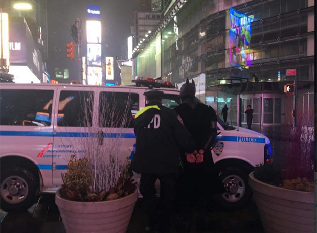 'Batman' é preso suspeito de furtar turista na Times Square, Nova York (Foto: Twitter/ABetterTimesSquare)