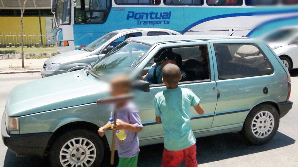 Beneficiados com bolsa para sair das ruas não poderão faltar aulas e precisam ter bom rendimento escolar, em Campina Grande (Foto: Reprodução / TV Paraíba)