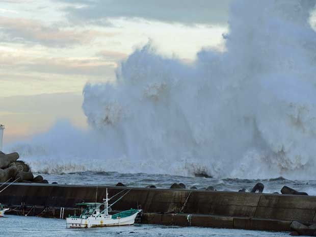 Ondas gigantes provocadas pelo tufão ‘Jelawat’ batem em quebra-mar em Kihocho, no oeste do Japão. (Foto: Kyodo News / via AP Photo)