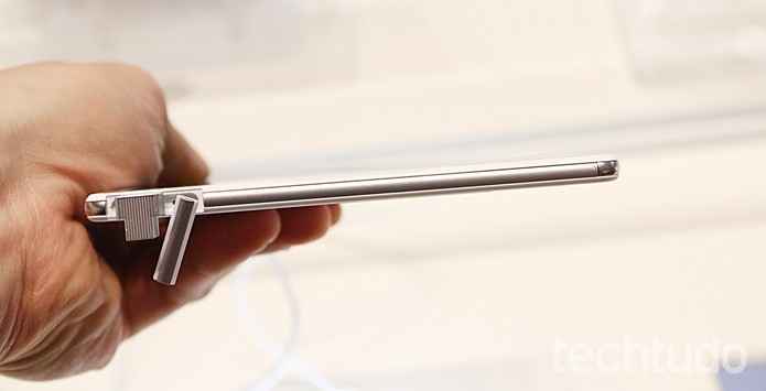 O Xperia Z3 Compact Tablet é bem fino (Foto: Fabrício Vitorino/TechTudo)