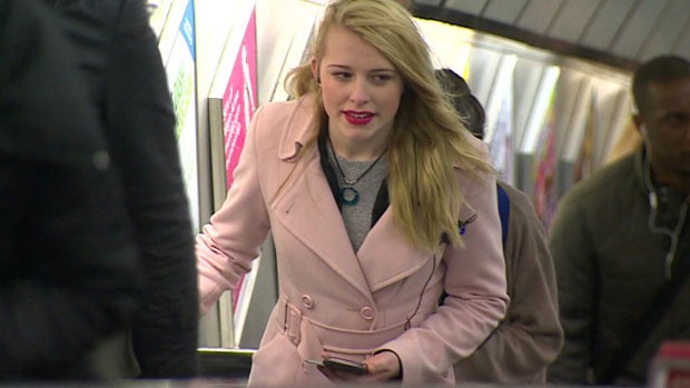 A britânica Lauren Richardson é deficiente visual e usa aplicativo para andar de metrô em Londres (Foto: BBC)