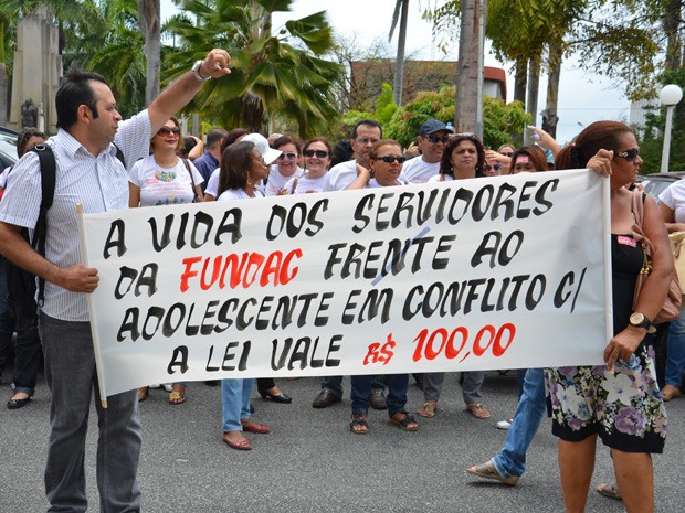 Servidores da Fundac protestam por melhorias nas condições de trabalho em João Pessoa (Foto: Walter Paparazzo/G1)