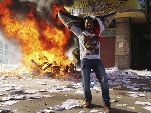 Egípcios atearam fogo na sede do da Irmandade Muçulmana, partido do presidente do Egito, em Alexandria (Foto: Reuters)