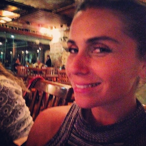 Giovanna Antonelli em restaurante no Rio em foto postada pelo marido, Leonardo Nogueira (Foto: Instagram/ Reprodução)