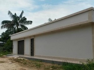 Imóvel conhecido como 'casa de vidro' seria usado para seleção de meninas vítimas de abusos, em Coari   (Foto: Juçara Menezes/Divulgação)