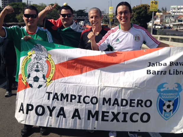 Um grupo de quatro torcedores, que veio especialmente do México para a partida no Maracanã, está confiante e acredita que a seleção mexicana ganhe de quatro da Itália. (Foto: Maricuha Machado / G1)