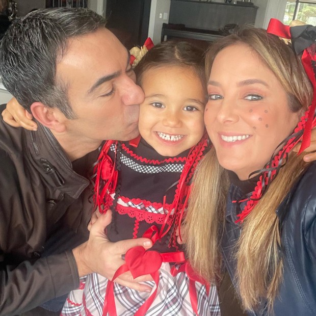 Ticiane Pinheiro com Cesar Tralli e a filha do casal, Manuella (Foto: Reprodução/Instagram)