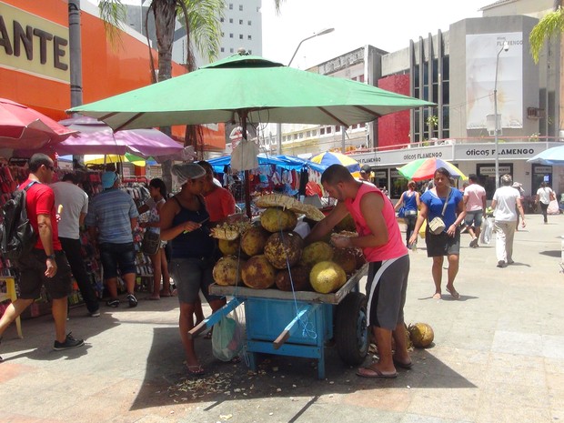 Barracas de frutas estão instaladas no comércio (Foto: Michelle Farias/G1)