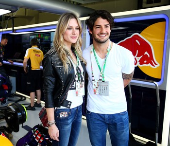 Fórmula 1 - Pato com Fiorella no Box da RBR (Foto: Getty)