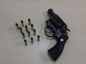 Arma foi apreendida pela PM (Foto: Polícia Civil/Divulgação)