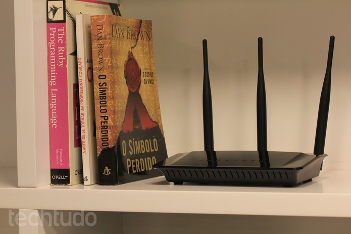 Colocar o roteador em um local mais alto pode melhorar o sinal Wi-Fi (Foto: Lucas Mendes/TechTudo)