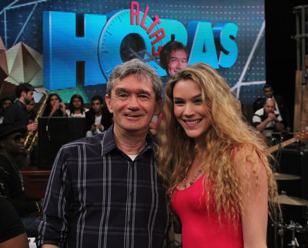 Joss Stone posa para fotos com o apresentador Serginho Groisman (Foto: TV Globo/Altas Horas)
