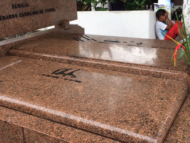 Criança chora ao lado de túmulo no Cemitério São João Batista, Rio (Foto: Gabriel Barreira / G1)