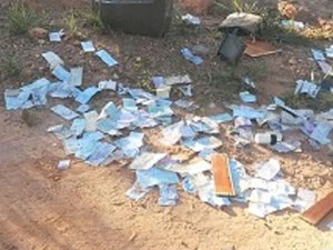 Cheques apreendidos em Nova Serrana 1 (Foto: Polícia Militar/ Divulgação)