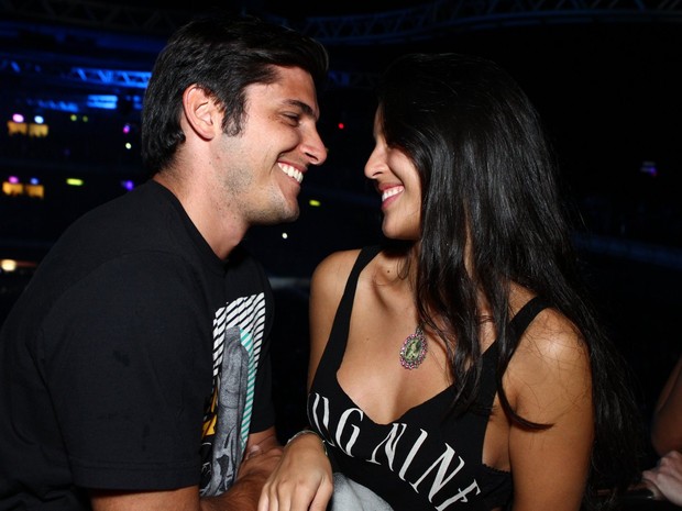Bruno Gissoni e a namorada, Yanna Lavigne, em show no Rio (Foto: Raphael Mesquita/ Foto Rio News)