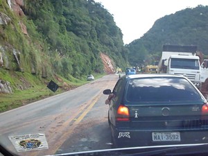 Trânsito ficou interrompido nos dois sentidos da rodovia (Foto: Bismar Luiz Rosario/VC no G1)