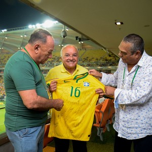 José Melo rececebe camisa da seleção autografada (Foto: Valdo Leão/Secom)