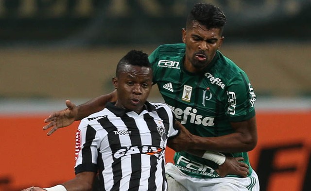 Palmeiras não empolga, mas melhora sem estrelas contra o Atlético-MG