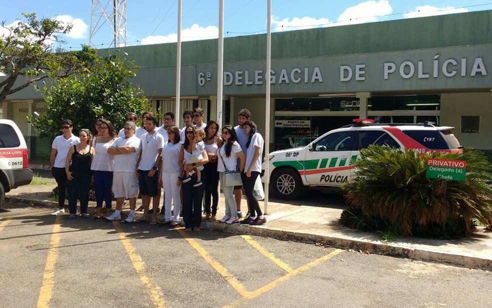 Amigos dos jovens atropelados na madrugada do último sábado (29) (Foto: Mara Puljiz/TV Globo)