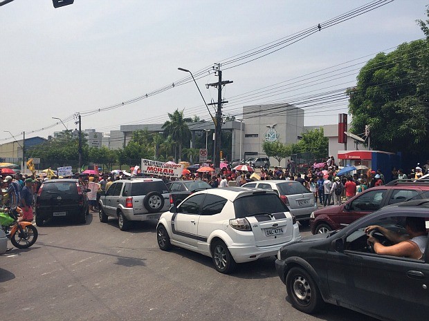 Manifestação gerou congestionamento em avenida na Zona Oeste de Manaus (Foto: Sérgio Rodrigues/G1 AM)