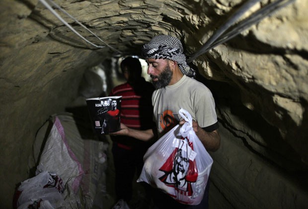 Pedido do Kentucky Fried Chicken que custa US$ 11,50 no Egito chega a custa US$ 27 em Gaza (Foto: AFP)