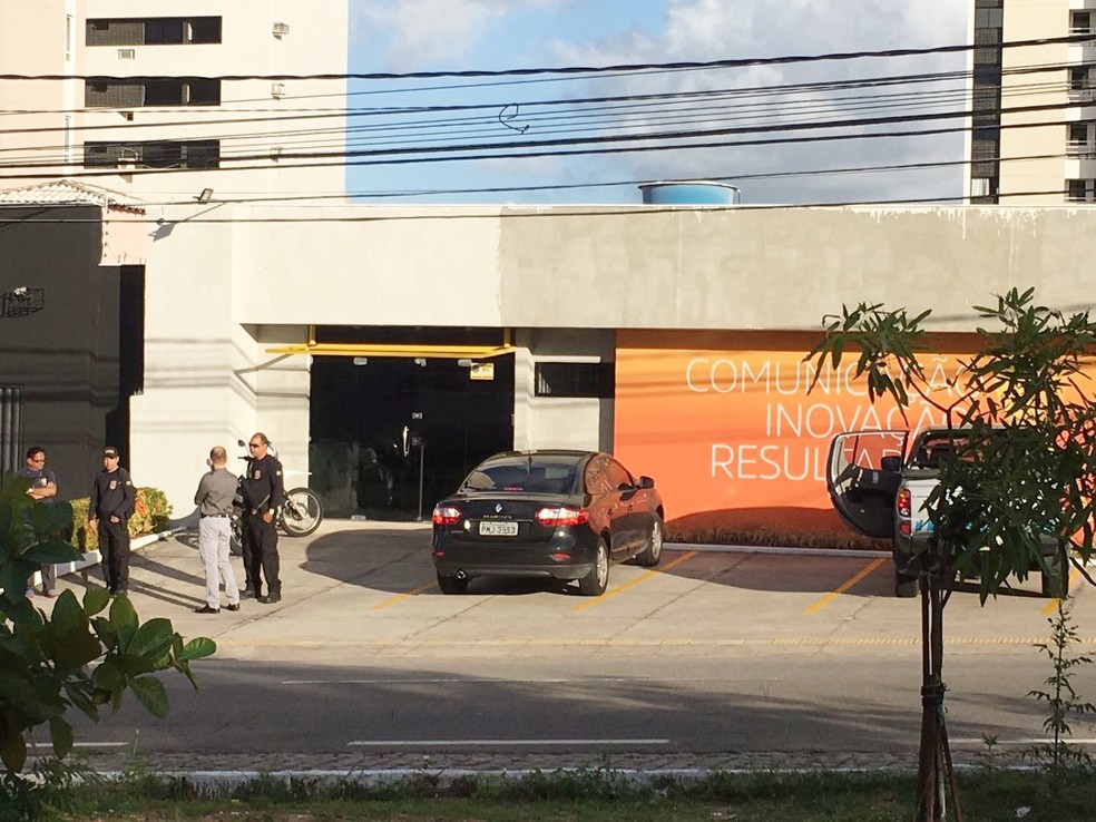 Mandados de busca e apreensão foram cumpridos na agência de publicidade Art&C, em Natal (Foto: Filipo Cunha/Inter TV Cabugi)