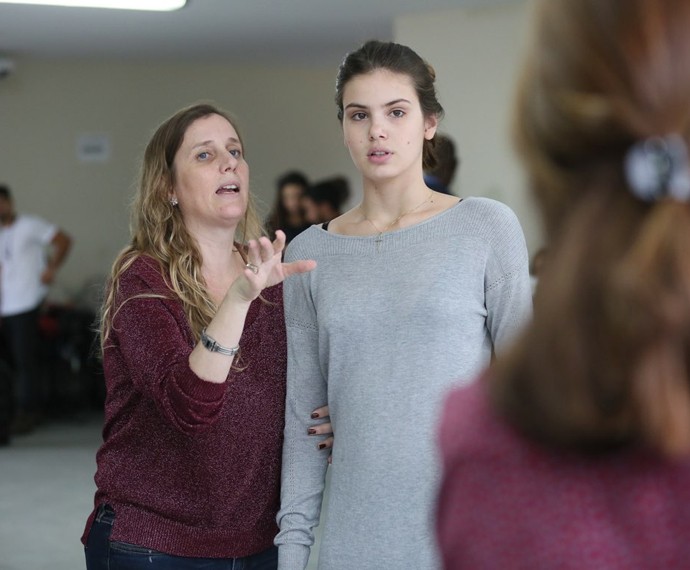 Diretora Natália Grimberg ensaia com Camila Queiroz (Foto: Inácio Moraes/Gshow)