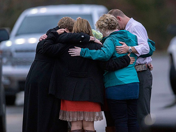 Parentes das vítimas oram no local do acidente (Foto: Paul Efird/Knoxville News Sentinel/AP Photo ) Parentes das vítimas oram no local do acidente (Foto: Paul Efird/Knoxville News Sentinel/AP Photo )