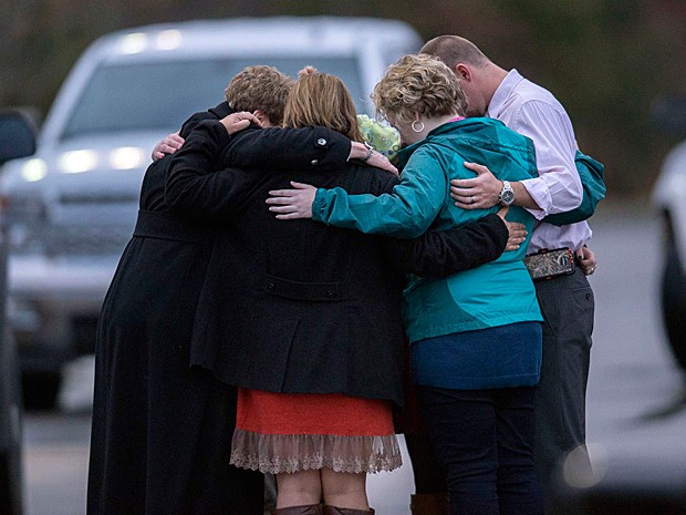 Parentes das vítimas oram no local do acidente  (Foto: Paul Efird/Knoxville News Sentinel/AP Photo )