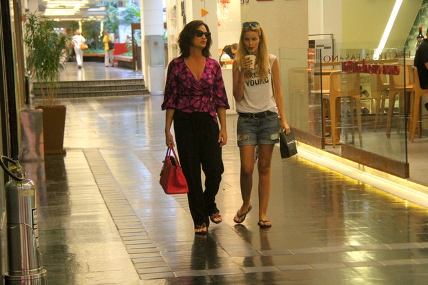 Luiza Brunet e a filha, Yasmin, passeiam em shopping do Rio (Foto: Daniel Delmiro / AgNews)
